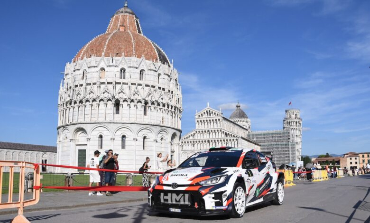 Matteo Fontana vince il Rally Casciana Terme dopo il passaggio davanti alla Torre di Pisa - Amicorally
