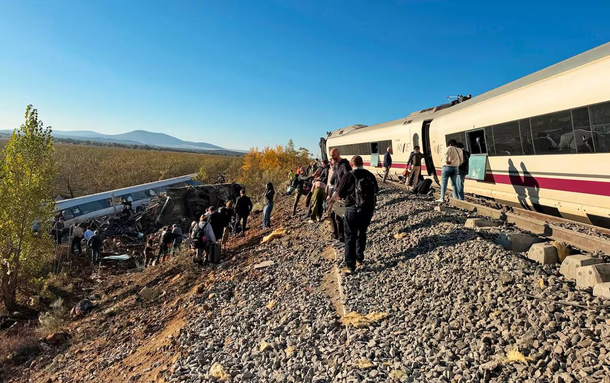 Incidente ferroviario a Toledo: un treno ha tamponato l’altro fermo, almeno 10 morti - 